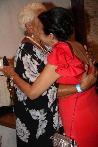 Perla and Francis hugging-min